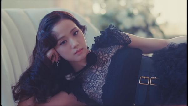 7 Gaya Jisoo BLACKPINK di Video Klip FLOWER, Gaun Termahalnya Rp 220 Juta