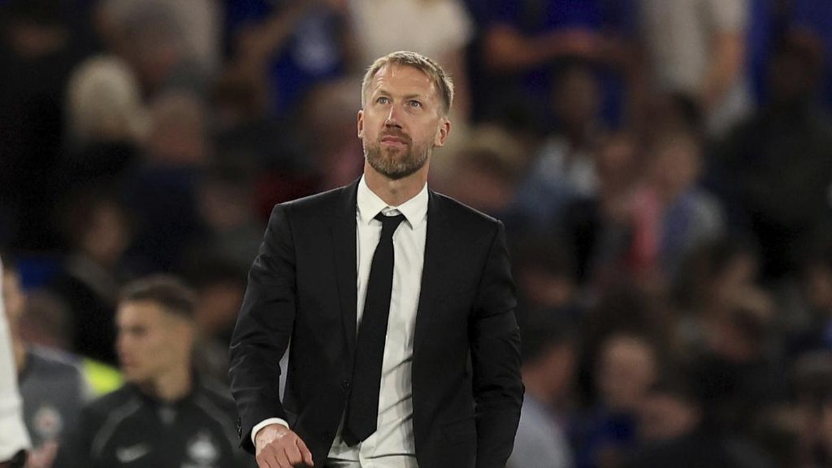 Graham Potter menonton laga Arsenal vs Crystal Palace. (Foto: Leila Coker/AP)