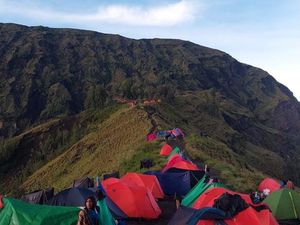 Pendakian Dibuka Setelah 3 Bulan Tutup, Ratusan WNA Serbu Gunung Rinjani Pendakian Dibuka Setelah 3 Bulan Tutup, Ratusan WNA Serbu Gunung Rinjani