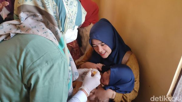 Antusias Ibu di Ciamis Bawa Anaknya Imunisasi Polio