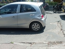 Hati-hati Ada Lubang Besar di Jalan Ibrahim Adjie Kota Bandung