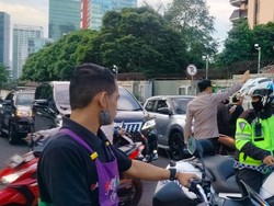 Jalan Denpasar Macet Parah, Kapolsek Setiabudi Turun Atur Lalin