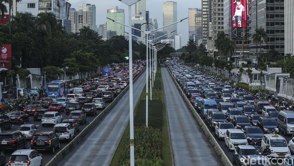 Jalan Sudirman Jakarta Macet Banget, WFH Jadi Solusi?
