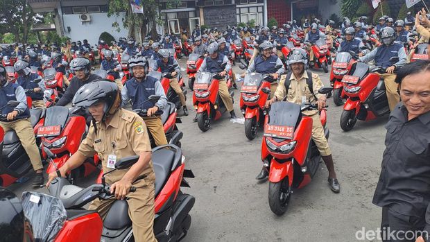 Ratusan kepala desa dan kelurahan di Wonogiri menerima kendaraan dinas operasional roda dua Yamaha NMax di halamam Pendapa Rumah Dinas Bupati Wonogiri, Senin (3/4/2023).