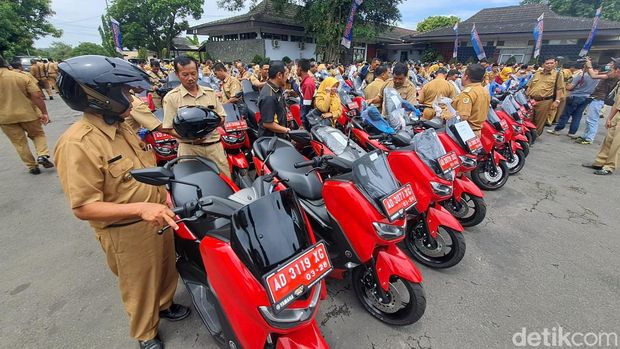 Ratusan kepala desa dan kelurahan di Wonogiri menerima kendaraan dinas operasional roda dua Yamaha NMax di halamam Pendapa Rumah Dinas Bupati Wonogiri, Senin (3/4/2023).