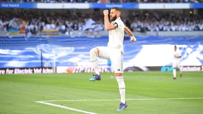 MADRID, SPAIN - APRIL 02: Karim Benzema of Real Madrid celebrates after scoring their teams 2nd goal during the LaLiga Santander match between Real Madrid CF and Real Valladolid CF at Estadio Santiago Bernabeu on April 02, 2023 in Madrid, Spain. (Photo by Denis Doyle/Getty Images)