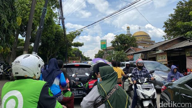 Kawasan Cilodong, Depok macet sejak pagi. Kemacetan dipicu warga yang ramai-ramai mendatangi pengobatan tradisional Ida Dayak di GOR Kostrad Cilodong. (Devi Puspitasari/detikcom)