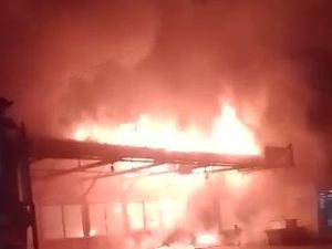 Rumah Makan di Tepi Pantai Tasikmalaya Hangus Terbakar