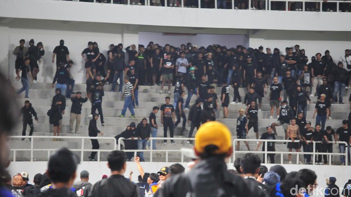 Keributan antar suporter Semarang dan Sleman terjadi di babak pertama laga PSIS vs PSS Sleman di Stadion Jatidiri Semarang, Minggu (2/4/2023) malam.
