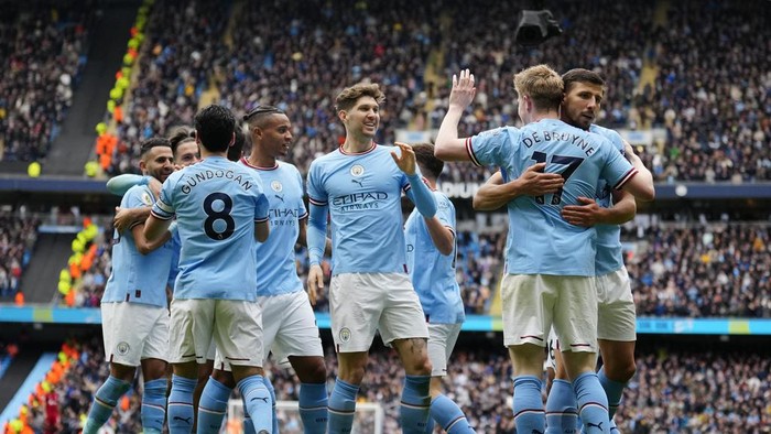Manchester Citys Kevin De Bruyne, second from right, is congratulated by teammates after scoring his his sides 2nd goal during the English Premier League soccer match between Manchester City and Liverpool at Etihad stadium in Manchester, England, Saturday, April 1, 2023. (AP Photo/Jon Super)
