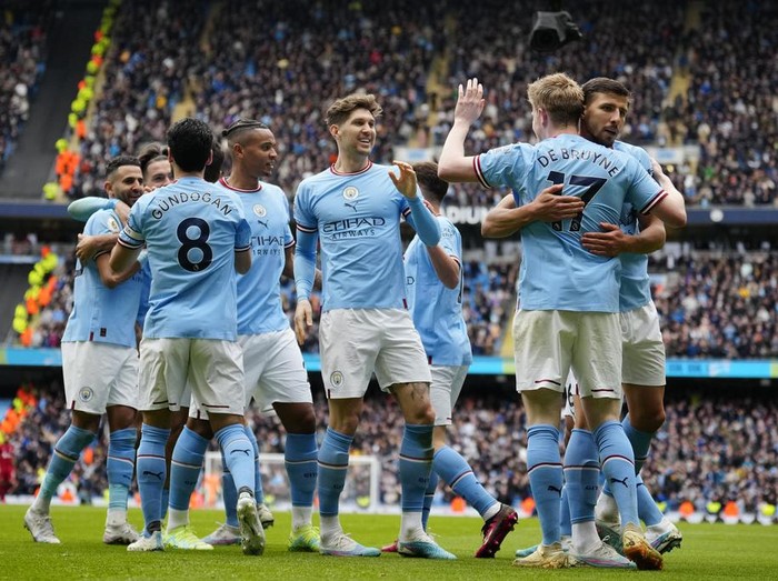 Manchester City's Kevin De Bruyne, second from right, is congratulated by teammates after scoring his his side's 2nd goal during the English Premier League soccer match between Manchester City and Liverpool at Etihad stadium in Manchester, England, Saturday, April 1, 2023. (AP Photo/Jon Super)