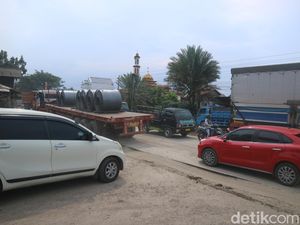 Sambat Warga Pantura Pati Macet: Susah Keluar Rumah-Banyak Debu