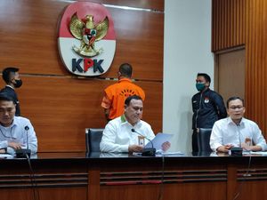 Rafael Alun Dipamerkan KPK Pakai Baju Tahanan