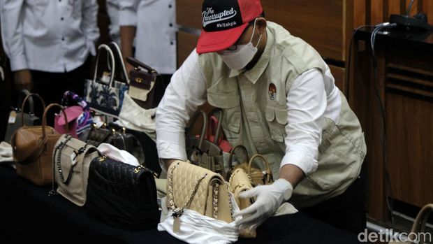 Puluhan tas branded seperti Christian Dior hingga Louis Vuitton (LV) dipamerkan KPK dalam kasus eks pejabat Ditjen Pajak Rafael Alun Trisambodo. Barang bukti uang juga ditunjukkan.