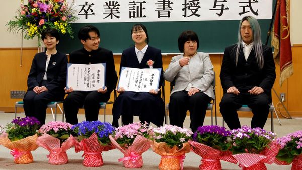 Momen Haru Kelulusan Siswa Jepang yang Sekolahnya Tutup Imbas Krisis Populasi