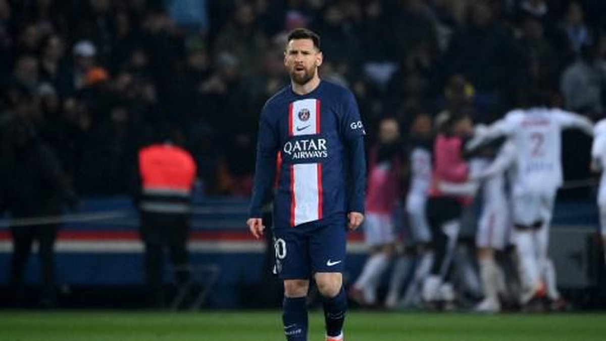 Messi hanya terdiam saat para pemain Lyon di belakangnya merayakan gol. Foto: AFP/FRANCK FIFE