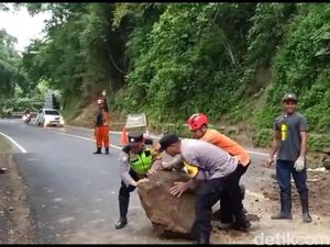 Bongkahan Batu Longsor Sempat Tutup Jalan Nasional Trenggalek-Ponorogo