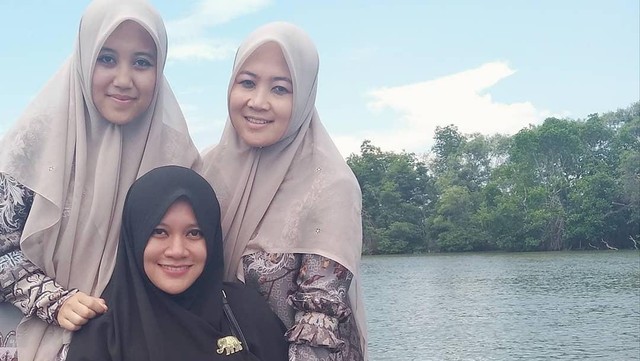 Gosip Terkini Selebriti Insertlive : 7 Potret Akur Lutfiana Ulfa & Istri Pertama Syekh Puji bak Kakak Adik