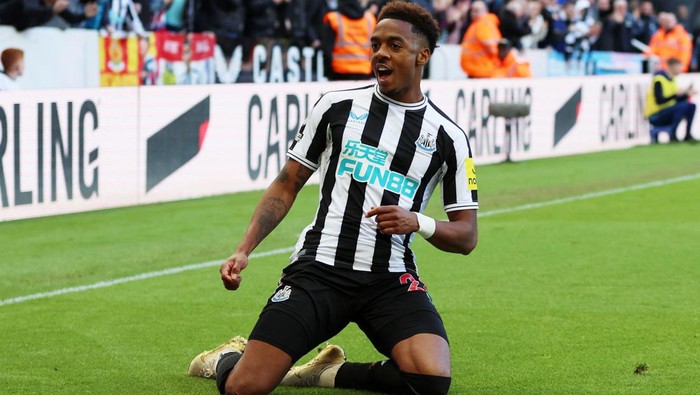 Soccer Football - Premier League - Newcastle United v Manchester United - St James Park, Newcastle, Britain - April 2, 2023 Newcastle Uniteds Joe Willock celebrates scoring their first goal Action Images via Reuters/Lee Smith EDITORIAL USE ONLY. No use with unauthorized audio, video, data, fixture lists, club/league logos or live services. Online in-match use limited to 75 images, no video emulation. No use in betting, games or single club /league/player publications.  Please contact your account representative for further details.