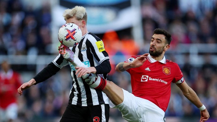 Soccer Football - Premier League - Newcastle United v Manchester United - St James Park, Newcastle, Britain - April 2, 2023 Newcastle Uniteds Anthony Gordon in action with Manchester Uniteds Bruno Fernandes Action Images via Reuters/Lee Smith EDITORIAL USE ONLY. No use with unauthorized audio, video, data, fixture lists, club/league logos or live services. Online in-match use limited to 75 images, no video emulation. No use in betting, games or single club /league/player publications.  Please contact your account representative for further details.