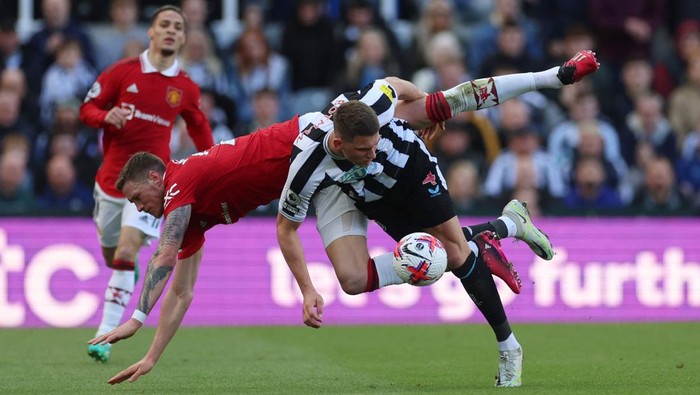 Soccer Football - Premier League - Newcastle United v Manchester United - St James' Park, Newcastle, Britain - April 2, 2023 Newcastle United's Sven Botman in action with Manchester United's Wout Weghorst Action Images via Reuters/Lee Smith EDITORIAL USE ONLY. No use with unauthorized audio, video, data, fixture lists, club/league logos or 'live' services. Online in-match use limited to 75 images, no video emulation. No use in betting, games or single club /league/player publications.  Please contact your account representative for further details.