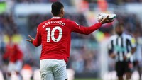 Rashford merasa tekel Dan Burn, yang bikin sepatunya sampai copot, layak jadi pelanggaran. Foto: Action Images via Reuters/LEE SMITH