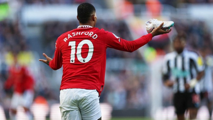 Soccer Football - Premier League - Newcastle United v Manchester United - St James' Park, Newcastle, Britain - April 2, 2023 Manchester United's Marcus Rashford reacts as he holds his football boot Action Images via Reuters/Lee Smith EDITORIAL USE ONLY. No use with unauthorized audio, video, data, fixture lists, club/league logos or 'live' services. Online in-match use limited to 75 images, no video emulation. No use in betting, games or single club /league/player publications.  Please contact your account representative for further details.