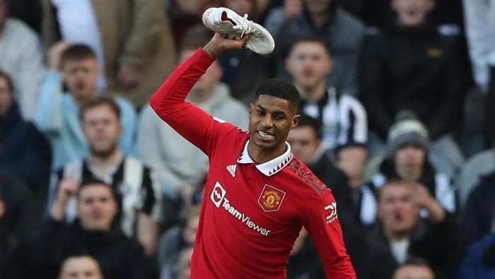 Soccer Football - Premier League - Newcastle United v Manchester United - St James Park, Newcastle, Britain - April 2, 2023 Manchester Uniteds Marcus Rashford throws his football boot REUTERS/Scott Heppell EDITORIAL USE ONLY. No use with unauthorized audio, video, data, fixture lists, club/league logos or live services. Online in-match use limited to 75 images, no video emulation. No use in betting, games or single club /league/player publications.  Please contact your account representative for further details.