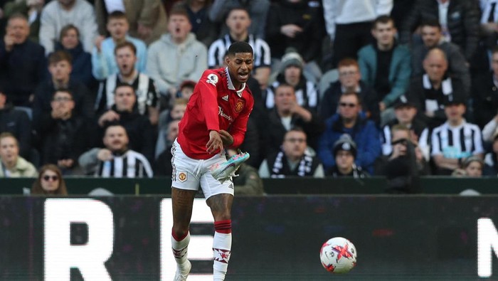 Marcus Rashford Soccer Football - Premier League - Newcastle United v Manchester United - St James' Park, Newcastle, Britain - April 2, 2023 Manchester United's Marcus Rashford throws his football boot REUTERS/Scott Heppell EDITORIAL USE ONLY. No use with unauthorized audio, video, data, fixture lists, club/league logos or 'live' services. Online in-match use limited to 75 images, no video emulation. No use in betting, games or single club /league/player publications. Please contact your account representative for further details.