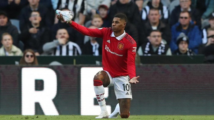Marcus Rashford Soccer Football - Premier League - Newcastle United v Manchester United - St James' Park, Newcastle, Britain - April 2, 2023 Manchester United's Marcus Rashford reacts as he holds his football boot REUTERS/Scott Heppell EDITORIAL USE ONLY. No use with unauthorized audio, video, data, fixture lists, club/league logos or 'live' services. Online in-match use limited to 75 images, no video emulation. No use in betting, games or single club /league/player publications. Please contact your account representative for further details.