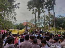 Ratusan Orang dari 3 Desa Bangkalan Geruduk Pemkab Protes Panitia Pilkades.