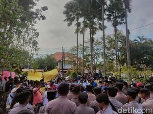 Ratusan Orang dari 3 Desa Bangkalan Geruduk Pemkab Protes Panitia Pilkades. Ratusan Orang dari 3 Desa Bangkalan Geruduk Pemkab Protes Panitia Pilkades.