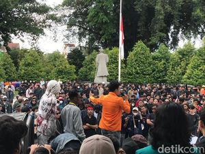 Massa Demo Geruduk Gedung DPRD DIY, Ini Tuntutannya