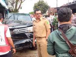 Mobil Bupati Kuningan Seruduk Pemotor di Sindang Agung!