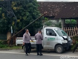 Ngantuk, Pikap Tabrak 3 Tiang Telepon di Jalan Klepu Ceper Klaten