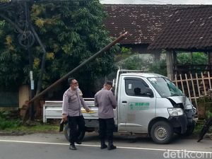 Ngantuk, Pikap Tabrak 3 Tiang Telepon di Jalan Klepu Ceper Klaten Ngantuk, Pikap Tabrak 3 Tiang Telepon di Jalan Klepu Ceper Klaten