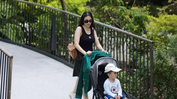 7 Gaya Stylish Momo Geisha saat Liburan Sambil Momong Anak, Cantik Bak ABG