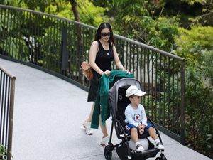 7 Gaya Stylish Momo Geisha saat Liburan Sambil Momong Anak, Cantik Bak ABG 7 Gaya Stylish Momo Geisha saat Liburan Sambil Momong Anak, Cantik Bak ABG