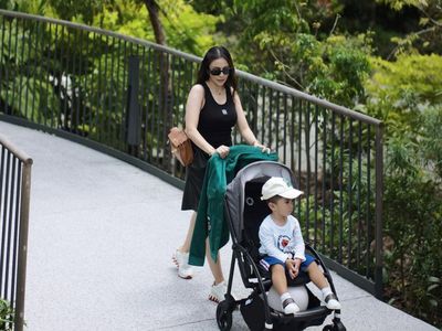 7 Gaya Stylish Momo Geisha saat Liburan Sambil Momong Anak, Cantik Bak ABG