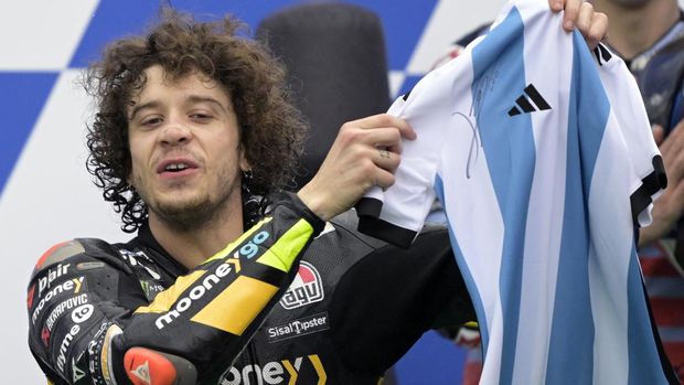 Ducati Italian rider Marco Bezzecchi shows the Argentine jersey signed by Lionel Messi he was presented for his first win, on the podium of the Argentina Grand Prix MotoGP race, at Termas de Rio Hondo circuit in Santiago del Estero, Argentina, on April 2, 2023. (Photo by JUAN MABROMATA / AFP)