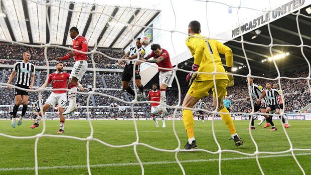 NEWCASTLE UPON TYNE, ENGLAND - APRIL 02: Joe Willock of Newcastle United scores the side's first goal during the Premier League match between Newcastle United and Manchester United at St. James Park on April 02, 2023 in Newcastle upon Tyne, England. (Photo by Stu Forster/Getty Images)