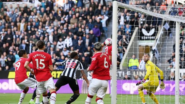 NEWCASTLE UPON TYNE, ENGLAND - APRIL 02: Joe Willock of Newcastle United scores the side's first goal during the Premier League match between Newcastle United and Manchester United at St. James Park on April 02, 2023 in Newcastle upon Tyne, England. (Photo by Stu Forster/Getty Images)