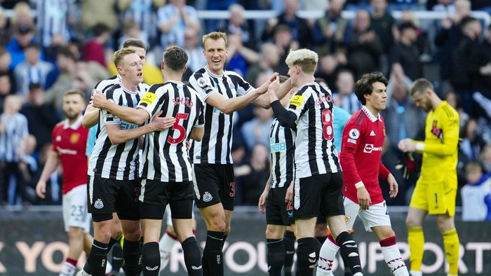 Newcastle players celebrate at the end of the English Premier League soccer match between Newcastle United and Manchester United, at St. James Park stadium in Newcastle, England, Sunday, April 2, 2023. (AP Photo/Jon Super)