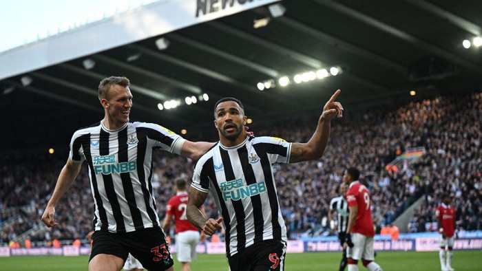 Newcastle Uniteds English striker Callum Wilson (C) celebrates with Newcastle Uniteds English defender Dan Burn (L) after scoring their second goal during the English Premier League football match between Newcastle United and Manchester United at St James Park in Newcastle-upon-Tyne, north east England on April 2, 2023. (Photo by Oli SCARFF / AFP) / RESTRICTED TO EDITORIAL USE. No use with unauthorized audio, video, data, fixture lists, club/league logos or live services. Online in-match use limited to 120 images. An additional 40 images may be used in extra time. No video emulation. Social media in-match use limited to 120 images. An additional 40 images may be used in extra time. No use in betting publications, games or single club/league/player publications. /  (Photo by OLI SCARFF/AFP via Getty Images)
