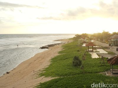 Serunya Ngabuburit di Pantai Sayang Heulang Garut