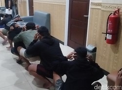 Tak Lagi Sangar! Penampakan Pesilat di Gresik Jalan Jongkok-Menangis Minta Maaf