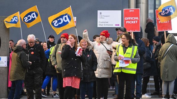Pegawai Kantor Paspor di Inggris Mulai Aksi Mogok