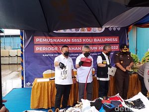 Bea Cukai Bakar 5.853 Koli Pakaian Bekas Senilai Rp 17,4 M di Batam Bea Cukai Bakar 5.853 Koli Pakaian Bekas Senilai Rp 17,4 M di Batam