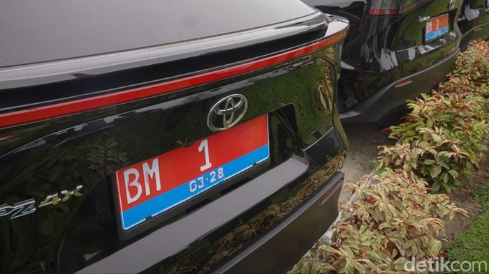 Penampakan kendaraan beroda empat listrik yang dibeli untuk kendaraan dinas Gubernur dan pejabat Pemprov Riau. Penampakan kendaraan beroda empat listrik yang dibeli untuk kendaraan dinas Gubernur dan pejabat Pemprov Riau.