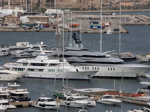 Pramugari Ungkap Kelakuan Miliuner di Superyacht: Cincin Kawin Hanya Dekorasi